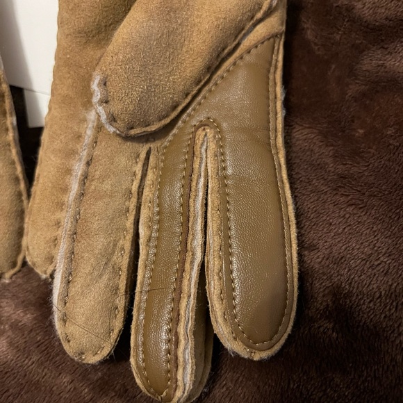 UGG Seamed Touchscreen Shearling-Lined Gloves - Picture 5 of 10